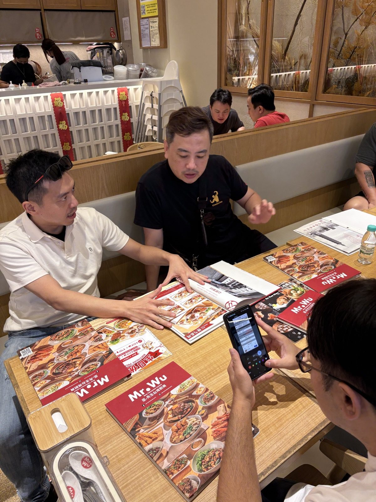 在餐廳裡對著菜單說明