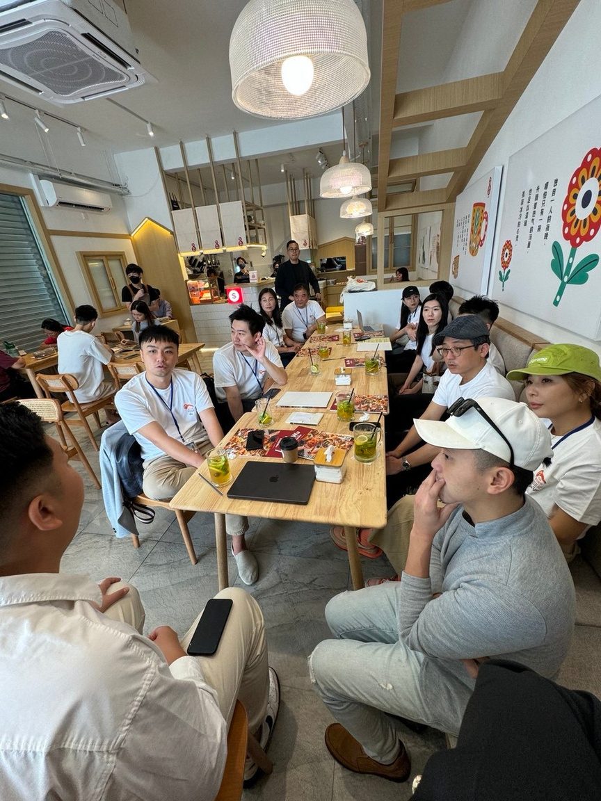 考察團在 Mr. Wu 店內聽簡報