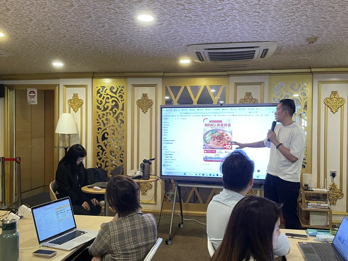 Simon 站在大螢幕前講解，學員在座位上跟著操作